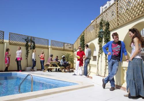 Terraza y piscina de la escuela de inglés Maltalingua
