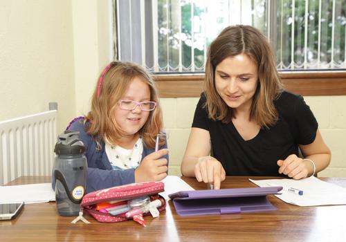 Profesora y estudiante Atlas - Cursos de verano para jóvenes en Dublín