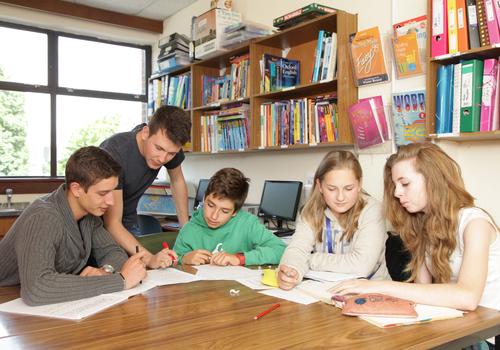 Trabajando en clase Atlas - Cursos de verano para jóvenes en Dublín