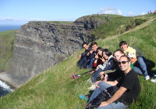Estudiantes en Cliffs of Moher