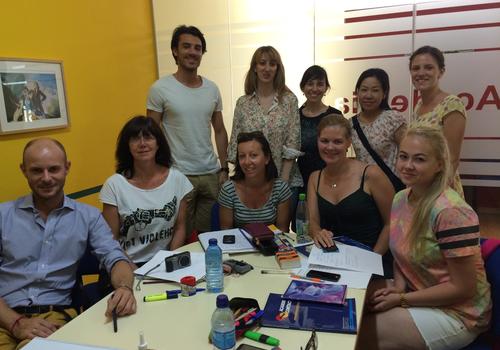 Grupo de estudiantes en Academia Contacto Madrid