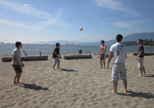 Estudiantes iTTTi Vancouver jugando volleyball