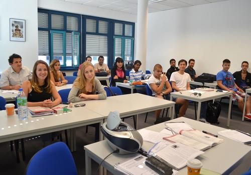 Estudiantes en clase Alpha Aktiv